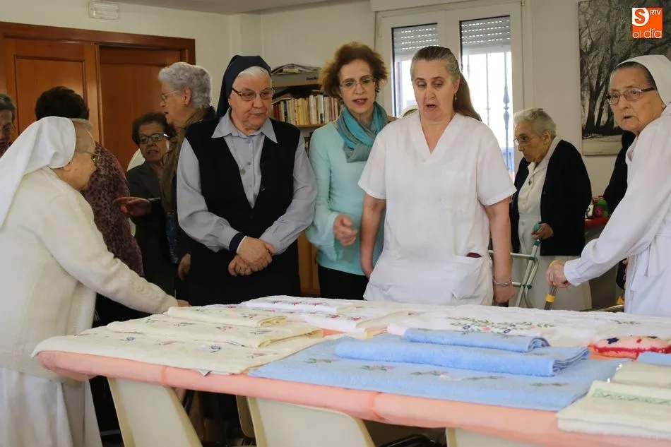 Foto 3 - Las Voluntarias de la Caridad inician la venta de labores solidarias