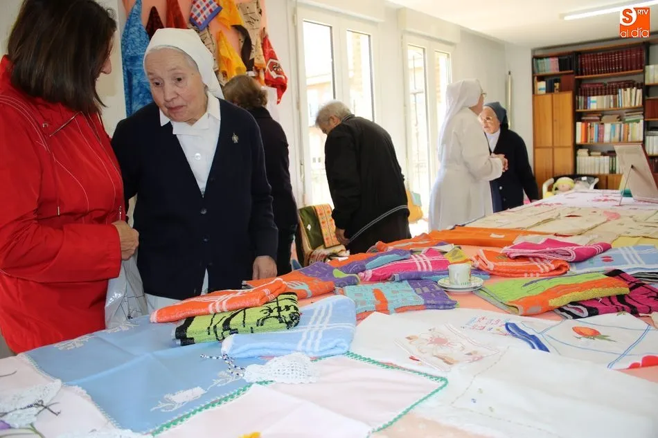 Foto 2 - Las Voluntarias de la Caridad inician la venta de labores solidarias