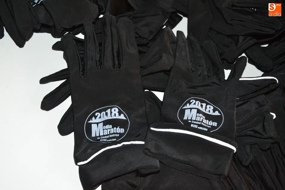 Foto 7 - Los atletas de la Media Marat&oacute;n se llevar&aacute;n de recuerdo unos guantes y unos manguitos  