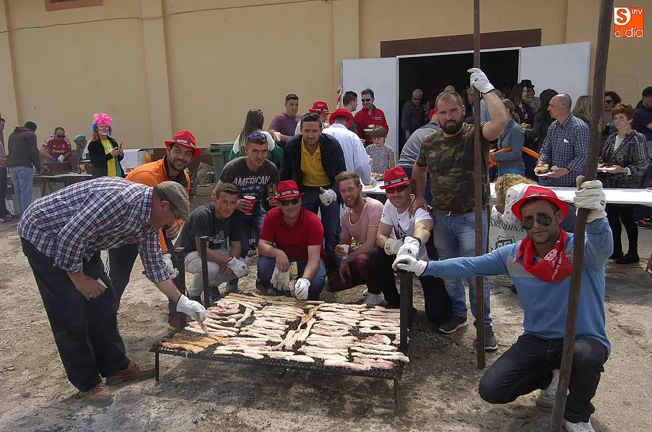 Grupo de voluntarios encargado de la parrilla/ Foto: Adrián Martín