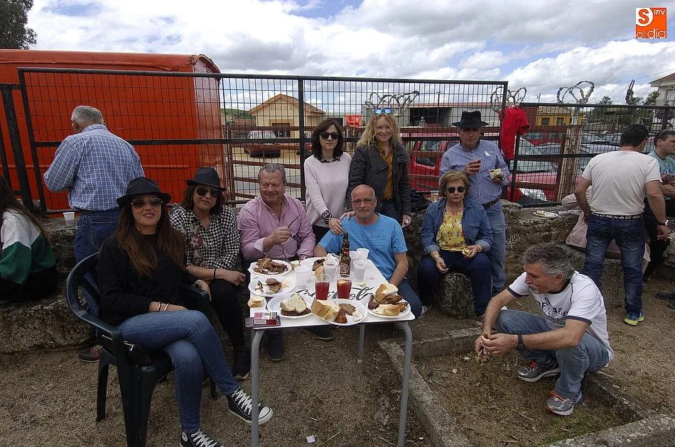 Foto 10 - Los vecinos de Gallegos se re&uacute;nen para degustar carne asada  