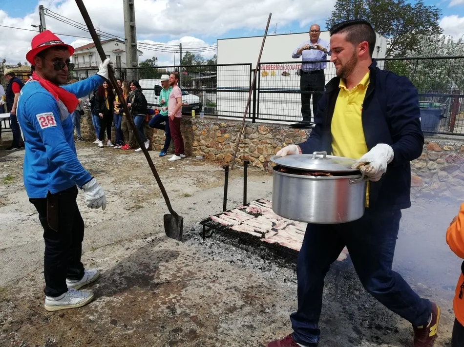 Foto 2 - Los vecinos de Gallegos se re&uacute;nen para degustar carne asada  