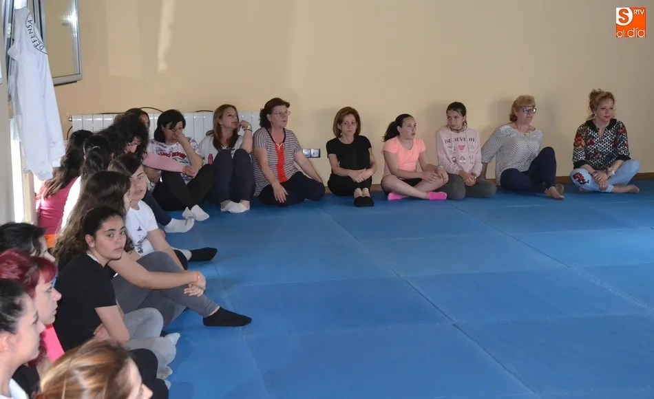 Una treintena de mujeres participa en el 1º taller de autodefensa de Ampli  