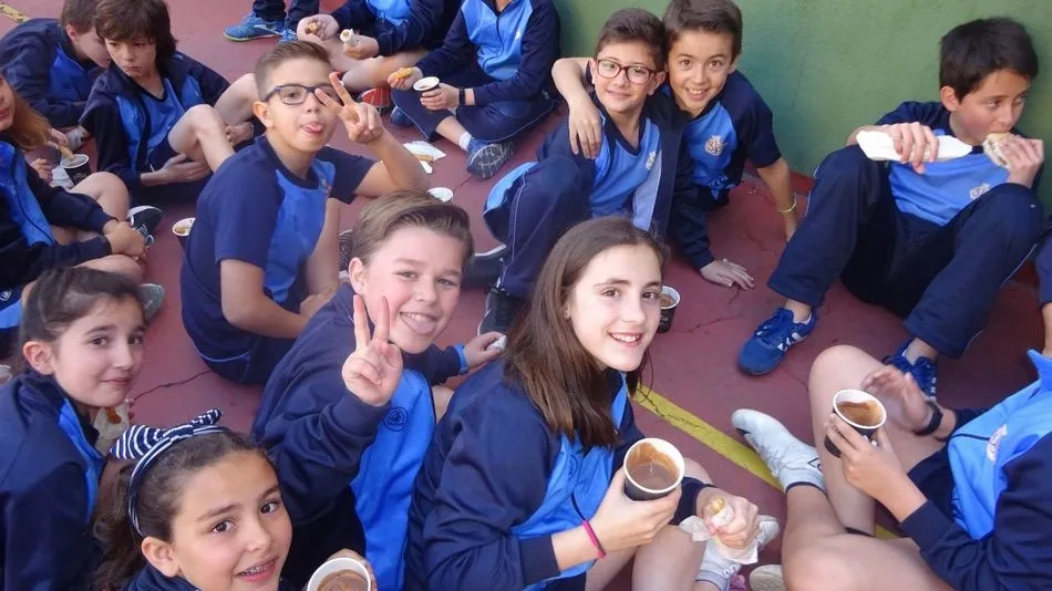 Los alumnos de 5º de Primaria degustan el chocolate con churros.