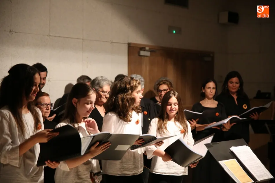 Foto 2 - Los coros Arte M&uacute;sica y Melting Vox de Montpellier se unen en la Casa de las Conchas