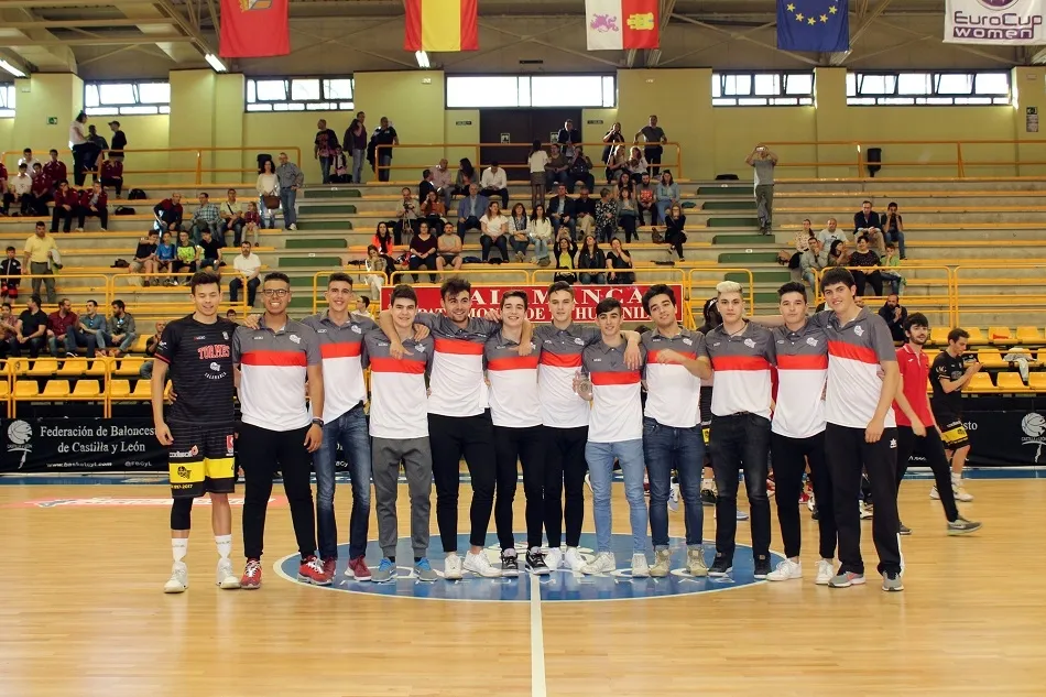 Foto 3 - El Queser&iacute;a La Antigua arranca con una victoria contundente, pero caen los chicos de la Usal