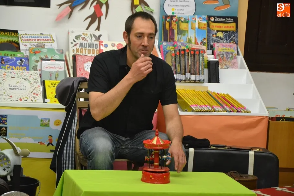 Juan Malabar entretiene a los más pequeños con sus ‘Cuentos de madera y latón’  