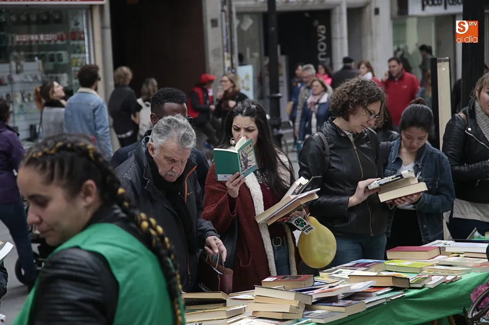 Foto 6 - Fevesa libera 500 libros en la calle Toro para &ldquo;hacer de los barrios una biblioteca&rdquo;  