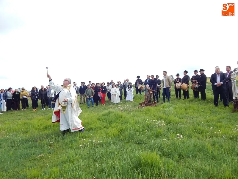 Foto 3 - La Santa Cruz bendice los campos de A&ntilde;over de Tormes