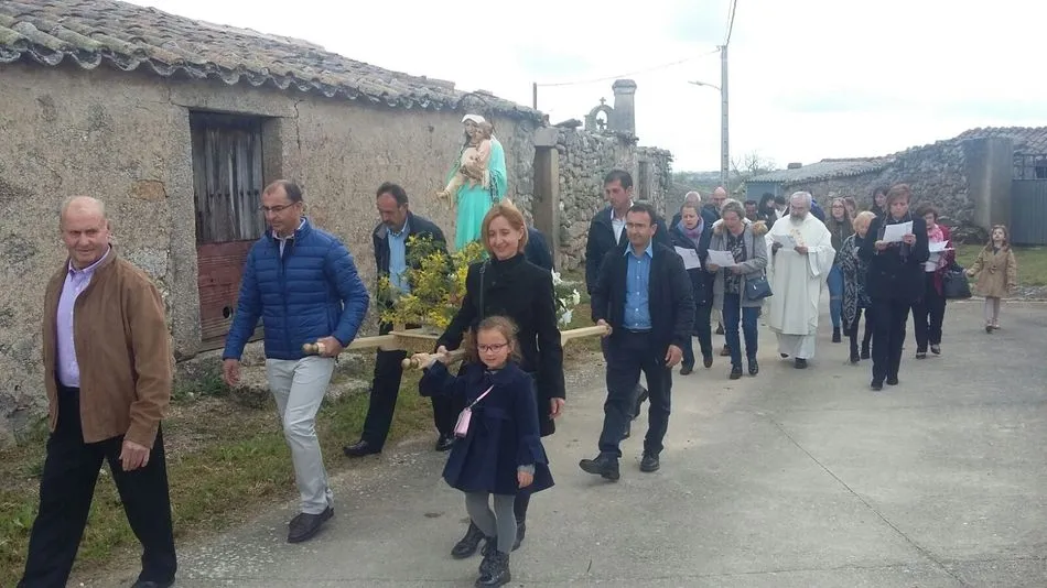 Foto 6 - La Virgen de las Candelas vuelve a salir en procesi&oacute;n en La Moralita  