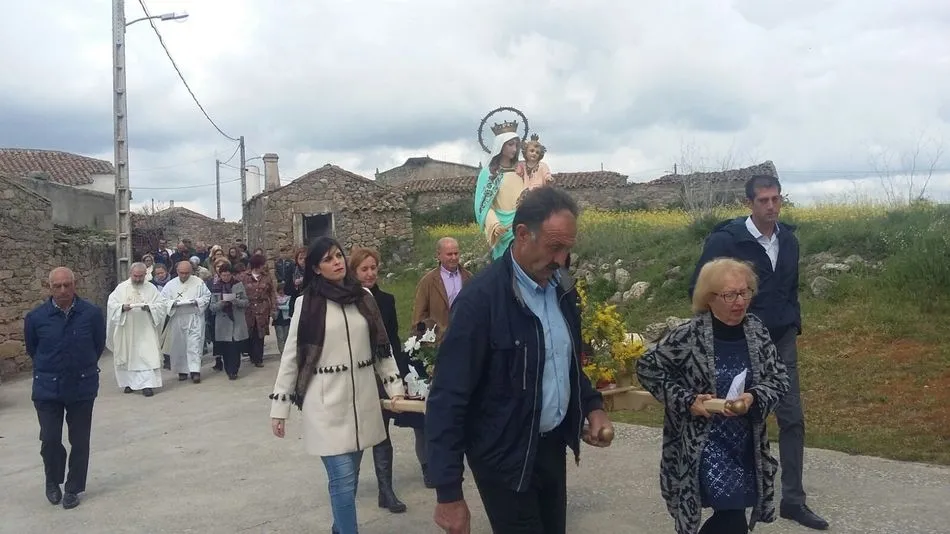 Foto 5 - La Virgen de las Candelas vuelve a salir en procesi&oacute;n en La Moralita  
