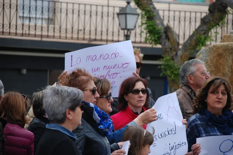 Foto 9 - Los vecinos de Sancti-Sp&iacute;ritus protestan tambi&eacute;n por la sentencia a La Manada  