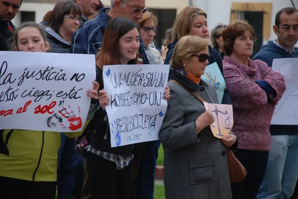 Foto 11 - Los vecinos de Sancti-Sp&iacute;ritus protestan tambi&eacute;n por la sentencia a La Manada  