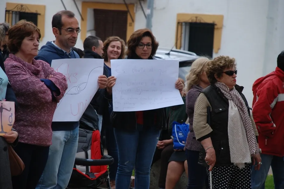 Foto 10 - Los vecinos de Sancti-Sp&iacute;ritus protestan tambi&eacute;n por la sentencia a La Manada  