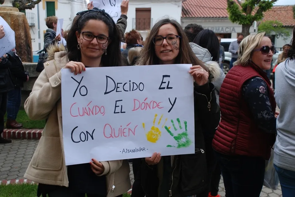 Foto 6 - Los vecinos de Sancti-Sp&iacute;ritus protestan tambi&eacute;n por la sentencia a La Manada  