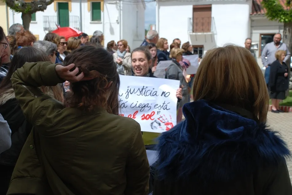 Foto 2 - Los vecinos de Sancti-Sp&iacute;ritus protestan tambi&eacute;n por la sentencia a La Manada  
