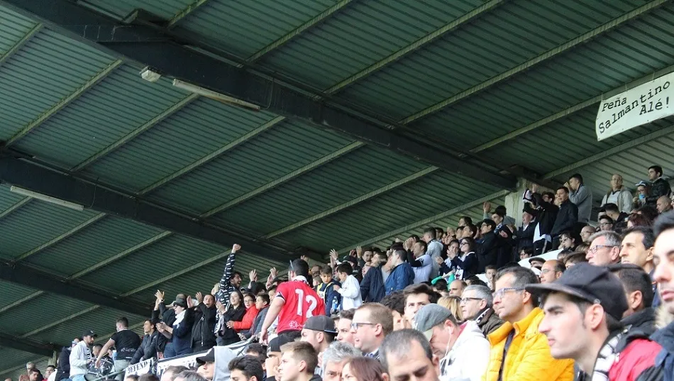 Enfado de la afición blanquinegra, que increpa a los jugadores arandinos al grito de jugadores, ...