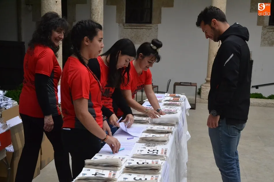 Foto 8 - Repartidos los primeros dorsales y camisetas para la Media Marat&oacute;n  