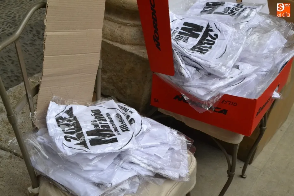 Foto 6 - Repartidos los primeros dorsales y camisetas para la Media Marat&oacute;n  