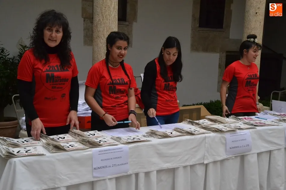Foto 9 - Repartidos los primeros dorsales y camisetas para la Media Marat&oacute;n  