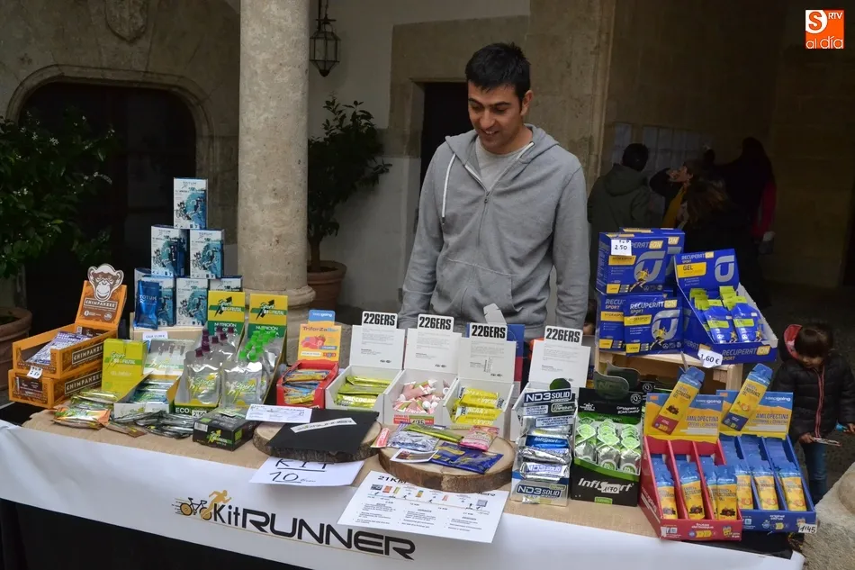 Foto 5 - Repartidos los primeros dorsales y camisetas para la Media Marat&oacute;n  