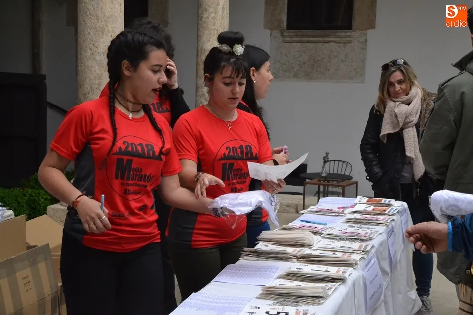 Foto 2 - Repartidos los primeros dorsales y camisetas para la Media Marat&oacute;n  