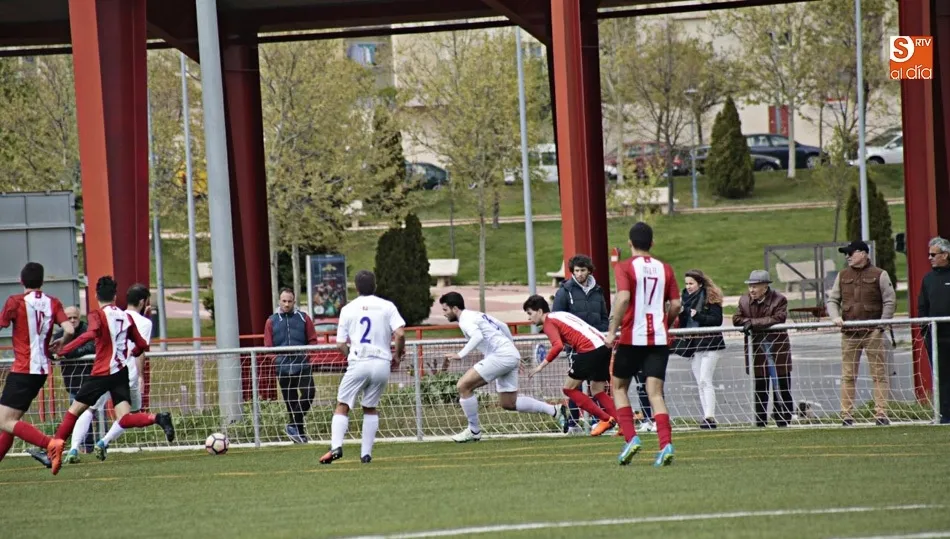Foto 5 - El Ribert gana &lsquo;in extremis&rsquo; al Pizarrales para mantener su ventaja al frente de la tabla