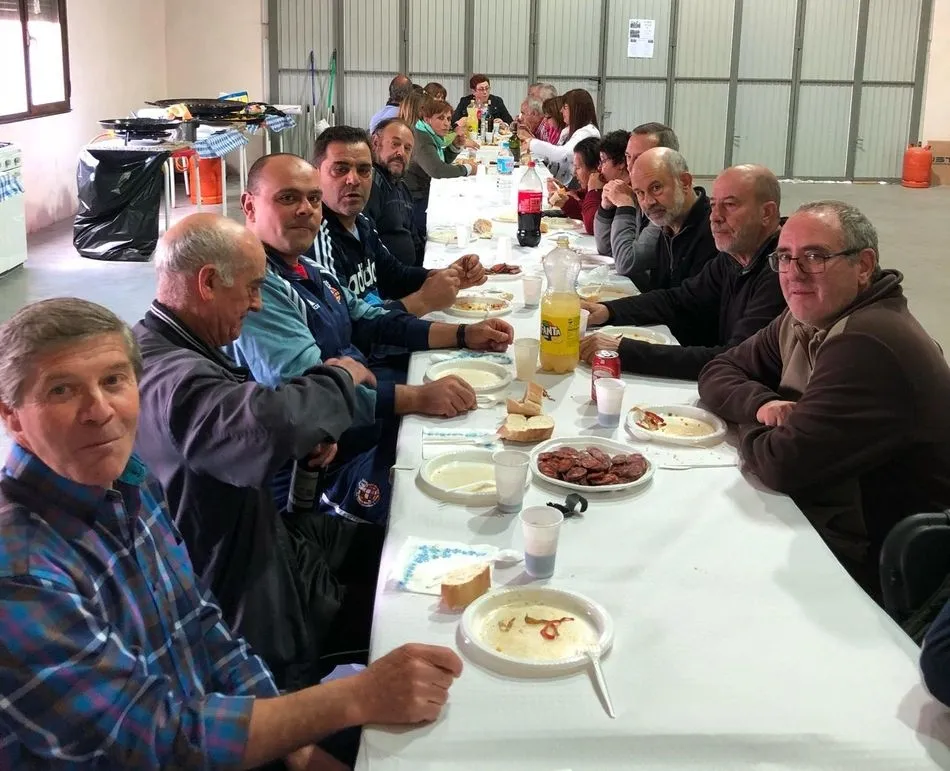 Foto 2 - Los vecinos de Gejo de los Reyes disfrutan de una paella de &lsquo;matanza&rsquo;  