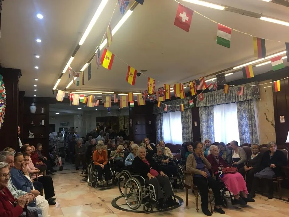 Foto 8 - Los mayores de la residencia Arapiles celebran la Feria de Abril  