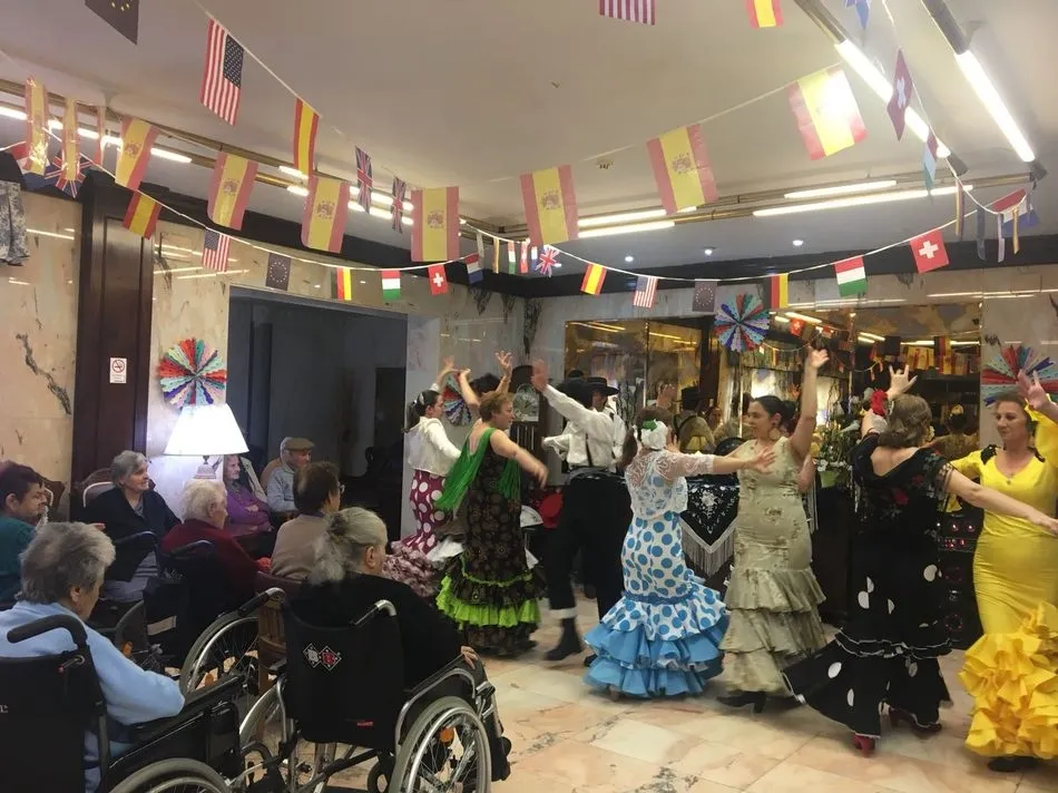 Foto 7 - Los mayores de la residencia Arapiles celebran la Feria de Abril  