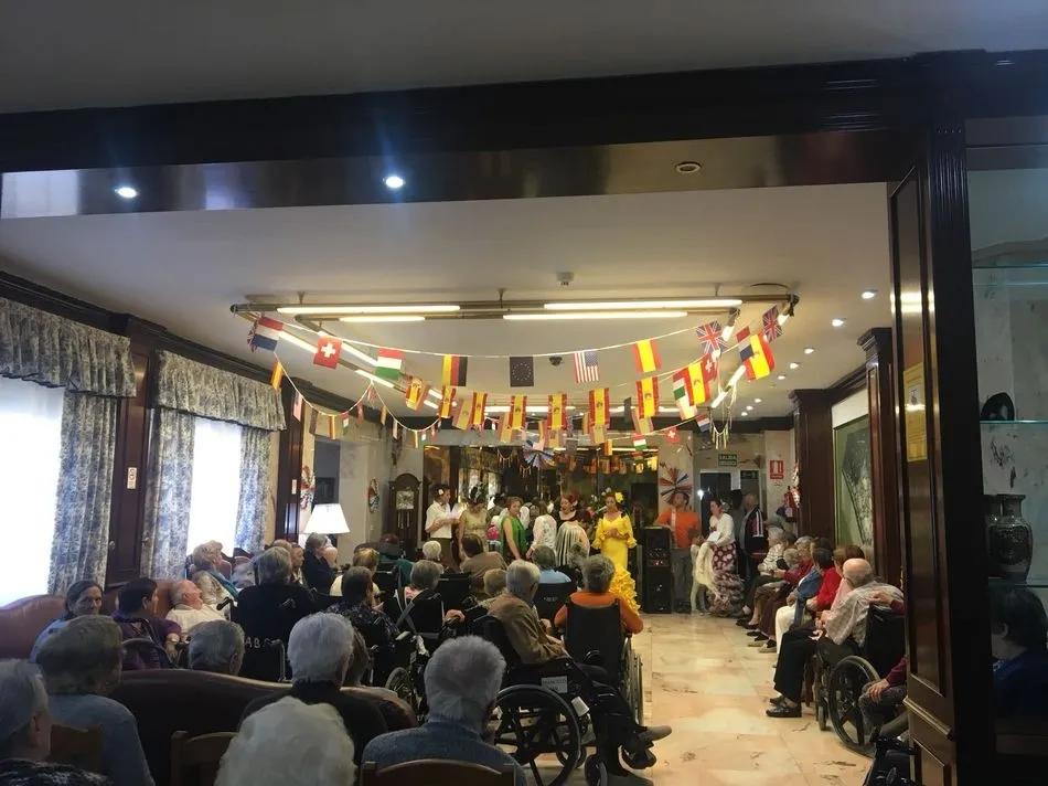 Foto 6 - Los mayores de la residencia Arapiles celebran la Feria de Abril  