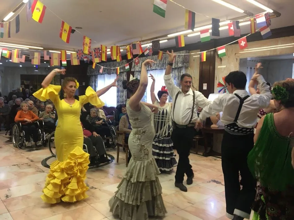 Foto 5 - Los mayores de la residencia Arapiles celebran la Feria de Abril  