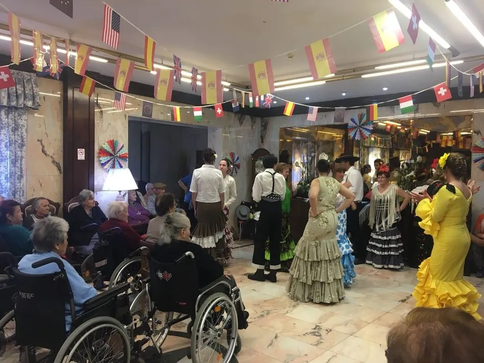 Foto 4 - Los mayores de la residencia Arapiles celebran la Feria de Abril  