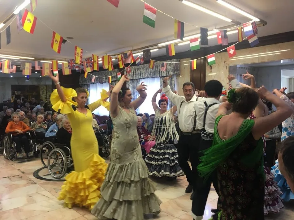 Foto 3 - Los mayores de la residencia Arapiles celebran la Feria de Abril  