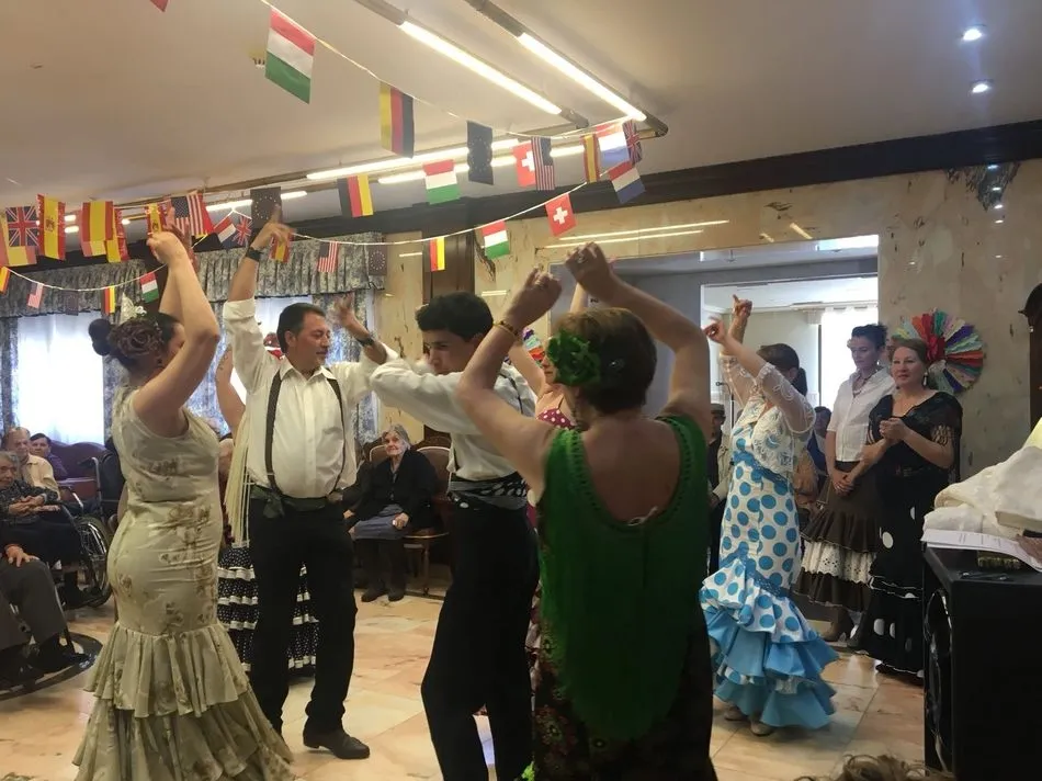 Foto 2 - Los mayores de la residencia Arapiles celebran la Feria de Abril  