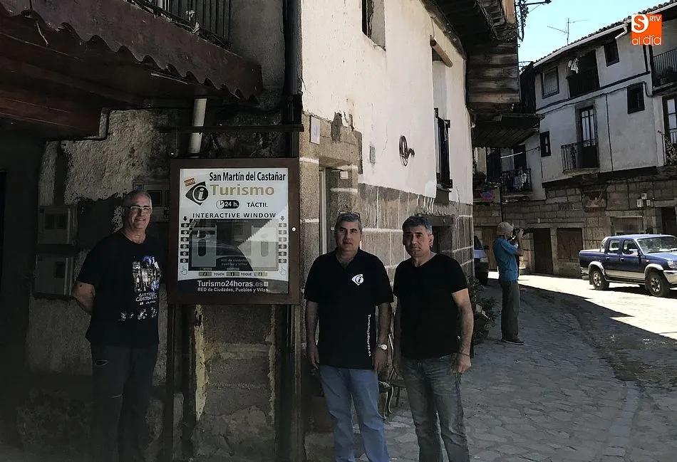San Martín del Castañar instala un panel turístico en la Plaza Mayor