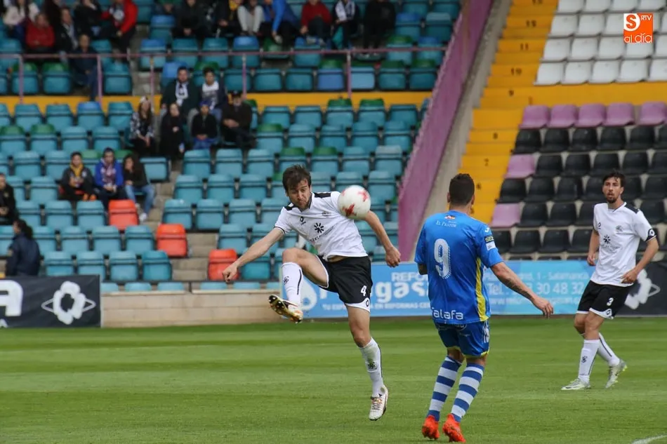 Foto 7 - La Arandina se impone en el Helm&aacute;ntico y deja al CF Salmantino UDS al borde del colapso (0-2)