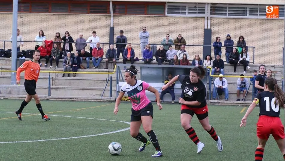 Un instante del derbi de Segunda Femenina entre el Capuchinos y el Salamanca FF. Fotos: Alberto Martín