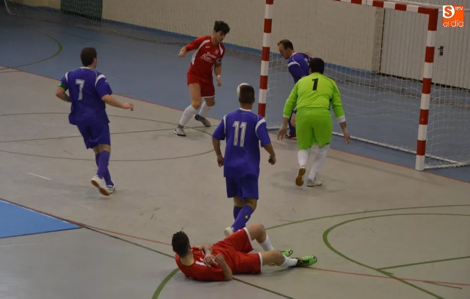 El III Senior deja escapar la victoria a 27 para el final en su último compromiso en casa  