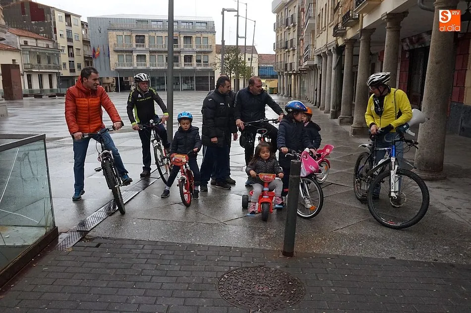 Los pocos participantes se reunieron en la Plaza Mayor para dirigirse al pabellón de deportes de Guijuelo