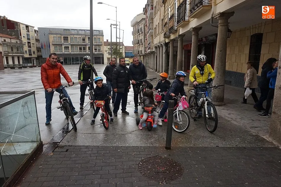 Foto 5 - El D&iacute;a de la Bici se refugia de la lluvia en el pabell&oacute;n de deportes