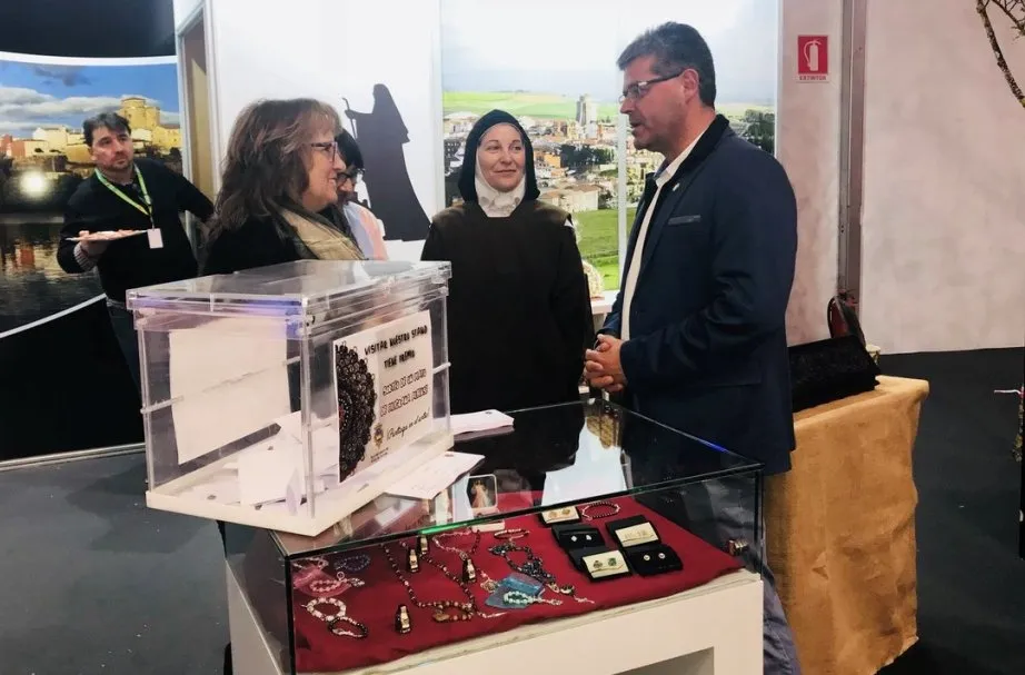 El diputado de Ciudadanos Salamanca durante su visita al stand