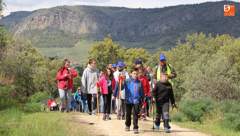 La VI Marcha Solidaria de Saucelle congrega a casi 350 senderistas