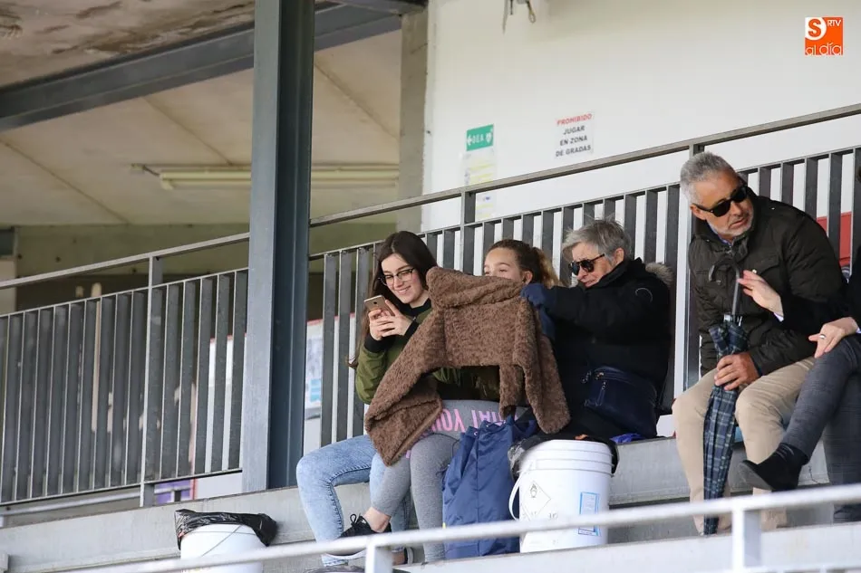 Foto 11 - El Salamanca FF rubrica su ascenso a Segunda con una clara victoria ante el Trobajo del Camino