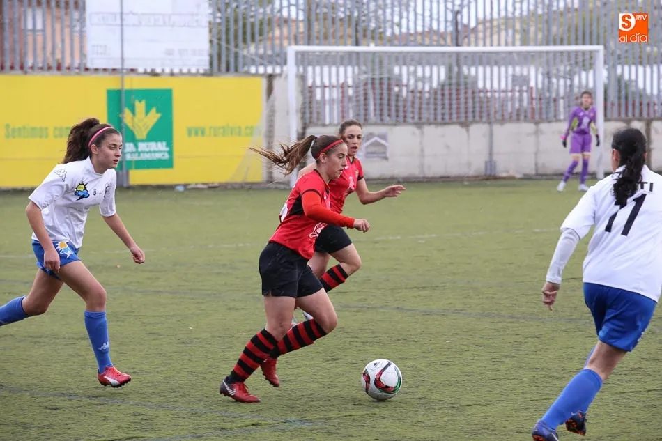 Foto 9 - El Salamanca FF rubrica su ascenso a Segunda con una clara victoria ante el Trobajo del Camino