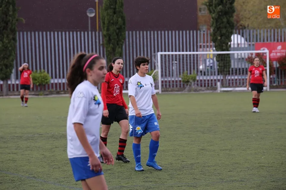 Foto 8 - El Salamanca FF rubrica su ascenso a Segunda con una clara victoria ante el Trobajo del Camino