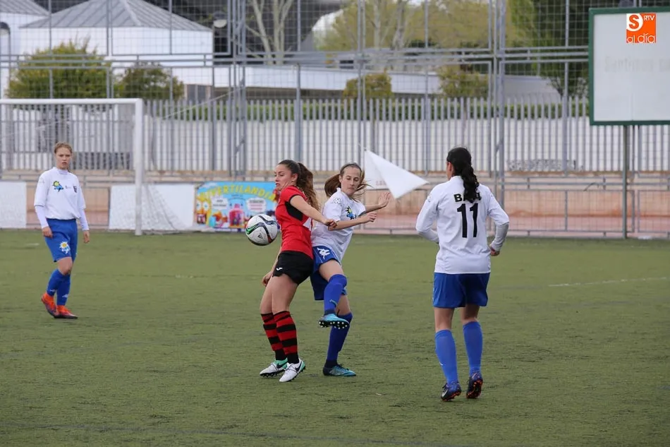 Foto 7 - El Salamanca FF rubrica su ascenso a Segunda con una clara victoria ante el Trobajo del Camino
