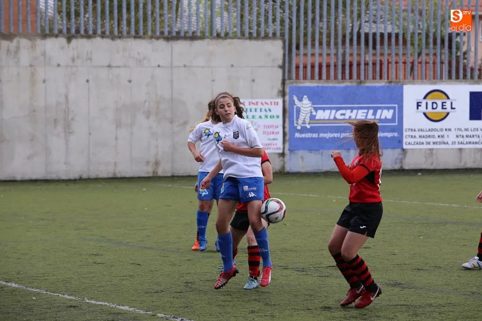 Foto 6 - El Salamanca FF rubrica su ascenso a Segunda con una clara victoria ante el Trobajo del Camino