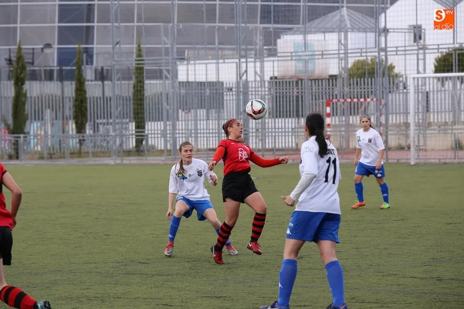 Foto 5 - El Salamanca FF rubrica su ascenso a Segunda con una clara victoria ante el Trobajo del Camino