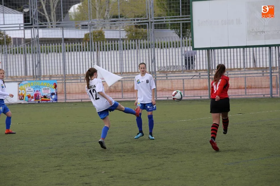 Foto 4 - El Salamanca FF rubrica su ascenso a Segunda con una clara victoria ante el Trobajo del Camino